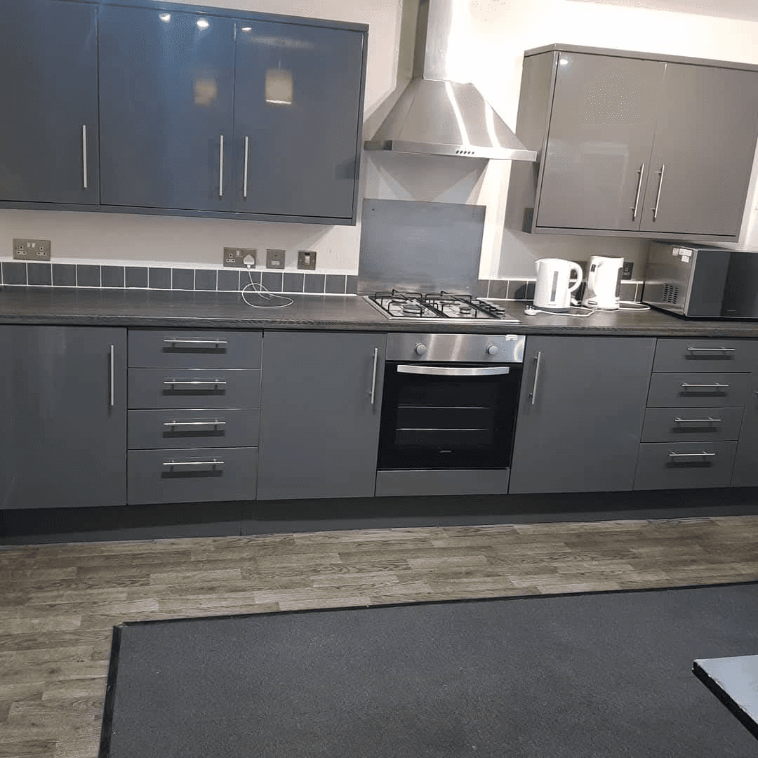 Modern gloss kitchen cleaned and polished for tenancy handover